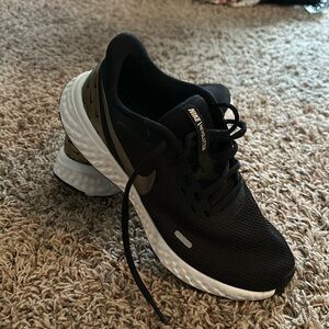 Nike revolution tennis shoes